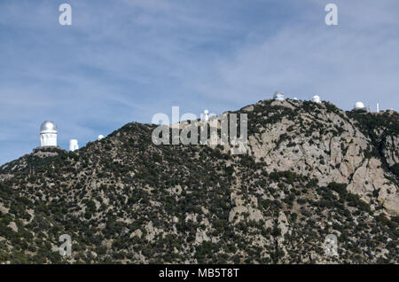 Kitt Peak est un observatoire astronomique dans le désert de Sonora de l'Arizona sur la nation Tohono O'odham Indian Reservation. Il a 23 et optique 2 radio Banque D'Images