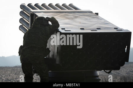 Un soldat de l'artillerie croate affecté à la batterie volcan vise son équipe's rocket artillery système tout en participant à l'exercice de groupe de combat Pologne à Puma une gamme près de la zone d'entraînement Bemowo Piskie, Pologne, le 22 février 2018. Ce soldat est une partie de l'unique groupe de combat multinationales, composé de États-Unis, Royaume-Uni, croate et soldats roumains qui servent avec la 15e Brigade mécanisée polonaise comme une force de dissuasion dans le nord-est de la Pologne à l'appui de l'OTAN vers l'amélioration de la présence. Banque D'Images