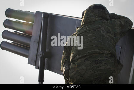 Un soldat de l'artillerie croate affecté à la batterie volcan vise son équipe's rocket artillery système tout en participant à l'exercice de groupe de combat Pologne à Puma une gamme près de la zone d'entraînement Bemowo Piskie, Pologne, le 22 février 2018. Ce soldat est une partie de l'unique groupe de combat multinationales, composé de États-Unis, Royaume-Uni, croate et soldats roumains qui servent avec la 15e Brigade mécanisée polonaise comme une force de dissuasion dans le nord-est de la Pologne à l'appui de l'OTAN vers l'amélioration de la présence. Banque D'Images