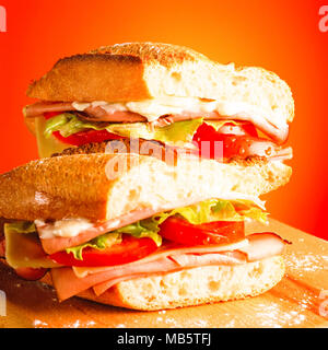 Tomate et jambon savoureux sandwich sur une table en bois Banque D'Images