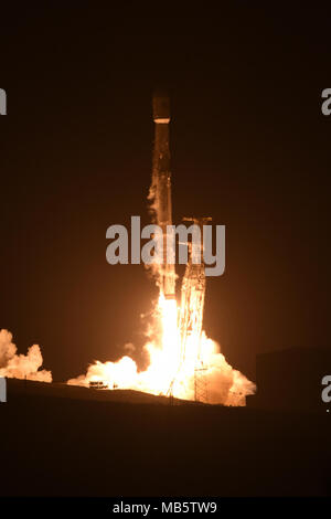 Vandenberg, l'équipe a lancé avec succès une fusée Falcon 9 transportant une charge utile à partir de la paz complexe de lancement spatial-4 ici, le jeudi, 22 février, à 18 h 17 HNP. Banque D'Images