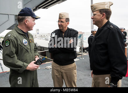 NORFOLK, Virginie (fév. 22, 2018) -- Adm arrière. David Hahn (centre), chef de la recherche navale, et arrière Adm. Brian Antonio (à droite), directeur général, porte-avions, sont accueillis par le Capitaine Richard McCormack (à gauche), commandant du USS Gerald R. Ford (CVN 78), avant une visite du navire. Banque D'Images