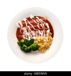 Les enchiladas en sauce rouge avec le brocoli et le maïs isolated over white background. Banque D'Images