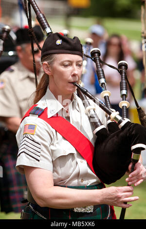 Une femme non identifiée joue de la cornemuse au grand festival, un festival célébrant la Grande-Bretagne et le Royaume-Uni, le 25 mai 2013 à Atlanta, GA. Banque D'Images