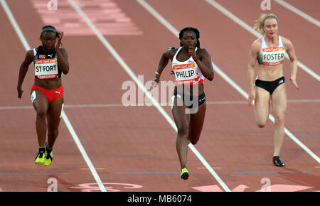 L'Angleterre Asha Philip (centre), l'Irlande du Nord Amy Foster (à droite) et la Trinité-et-Tobago's Khalifa St Fort (à gauche) lors de la demi-finale du 100 m femmes 1 au stade de Carrare pendant quatre jours de la 2018 Jeux du Commonwealth à la Gold Coast, Australie. Banque D'Images