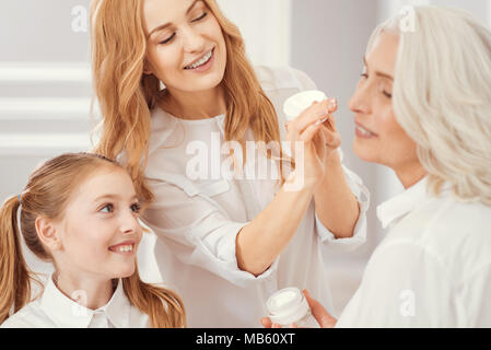 Mère et fille s'occuper de mamie Banque D'Images