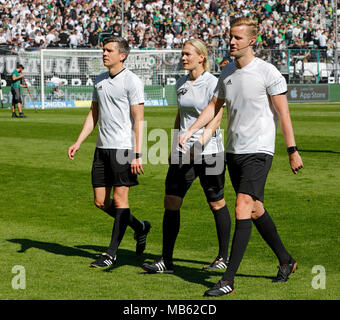 Sports, football, Bundesliga, Borussia Moenchengladbach, 2017-2018 vs Hertha BSC Berlin 2:1, stade Borussia Park, les officiels de match, f.l.t.r. sous Thomas Stein, arbitre assistant Bibiana Steinhaus, Arne Aarnink Banque D'Images