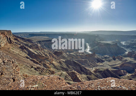 Sun est combustion sur paysage de Fish River Canyon, Namibie, Afrique Banque D'Images