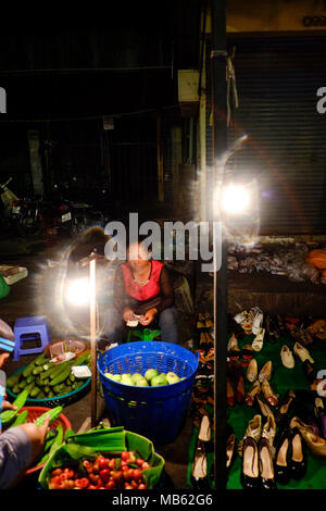 Les commerçants des marchés de nuit au marché Toul Tom Poung , ou "Marché Russe" à Phnom Penh, Cambodge. 27/3/18 Photo © Andy Buchanan 2018 Banque D'Images