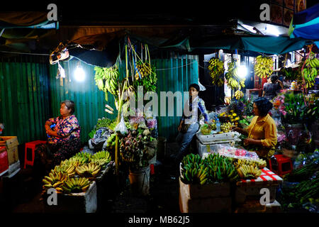 Les commerçants des marchés de nuit au marché Toul Tom Poung , ou "Marché Russe" à Phnom Penh, Cambodge. 27/3/18 Photo © Andy Buchanan 2018 Banque D'Images