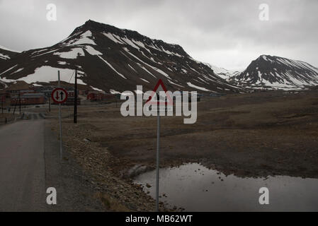 Longyearbyen est la plus grande colonie de Svalbard et a seulement 40 kilomètres de routes et de certains signes d'avertissement à propos de neige mobiles crossing. Banque D'Images