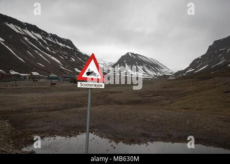 Longyearbyen est la plus grande colonie de Svalbard et a seulement 40 kilomètres de routes et de certains signes d'avertissement à propos de neige mobiles crossing. Banque D'Images