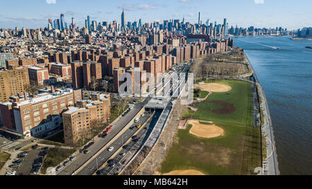 John V Lindsay East River Park, FDR Drive et de Manhattan, New York City, NY, USA Banque D'Images