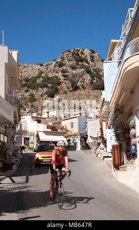 Kritsa, village de montagne près de Agios Nikolaos, Crète, Grèce. 2017. Cycle femme rider passant par Kritsa Banque D'Images