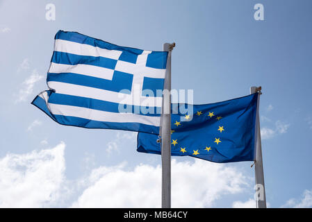 Le drapeau grec et l'Union européenne drapeaux flottants ensemble Banque D'Images