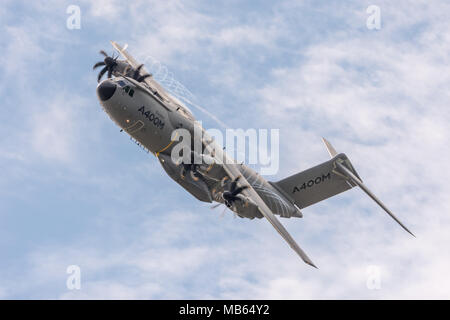 AIRBUS A400M RIAT 2016 traînées de vapeur FAIRFORD Banque D'Images