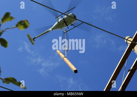 U.S. Army Corps of Engineers d'entrepreneurs Groupe de travail Restauration complète le travail sur une ligne de transmission dans la forêt d'état de Guanica, Puerto Rico, le 6 avril. La ligne relie le Costa Sur Power Plant à Ponce à Mayaguez. La Palma est la huitième plus grande municipalité de Puerto Rico. Les réparations de stabiliser le système pour la région. Banque D'Images