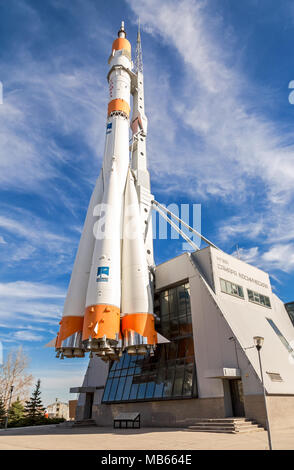 Samara, Russie - le 28 mai 2017 : du vrai Soyouz comme monument et du centre de l'espace 'Cosmic' Samara Banque D'Images