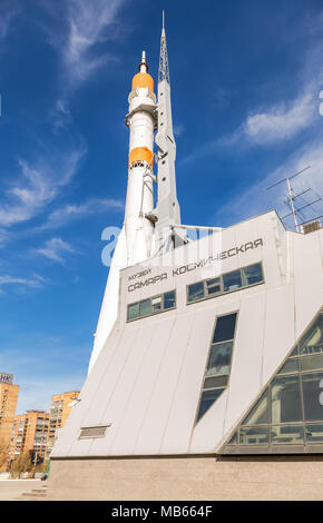 Samara, Russie - le 28 mai 2017 : du vrai Soyouz comme monument et du centre de l'espace 'Cosmic' Samara Banque D'Images