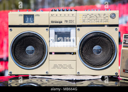 Samara, Russie - 12 juin 2017 : Vintage radio cassette avec enregistreur et lecteur cassette de musique Banque D'Images