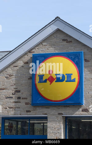Logo extérieur du magasin Lidl à Bodmin, Cornwall. Supermarchés britanniques. Banque D'Images