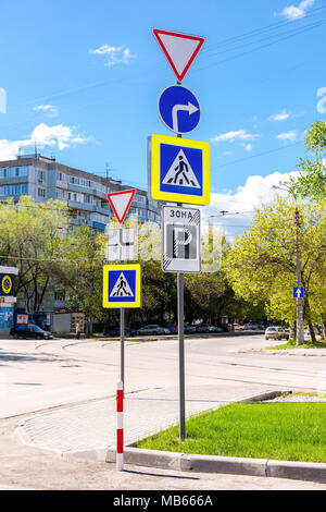 Samara, Russie - 25 mai 2017 : différents panneaux de circulation au carrefour on city street Banque D'Images