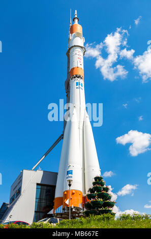 Samara, Russie - 25 mai 2017 : du vrai Soyouz comme monument contre le ciel bleu. Véhicule de lancement Soyouz est le véhicule de lancement plus fréquemment utilisées Banque D'Images