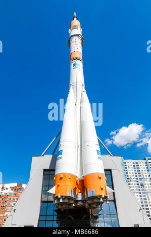 Samara, Russie - 25 mai 2017 : du vrai Soyouz comme monument contre le ciel bleu. Véhicule de lancement Soyouz est le véhicule de lancement plus fréquemment utilisées Banque D'Images