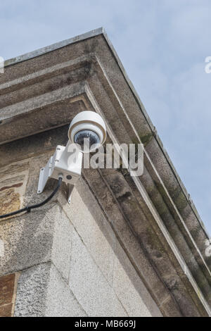 Caméra de sécurité CCTV sur coin de bâtiment - veille sur vous, surveillance / / / Big Brother orwellien, la collecte de renseignements, la prévention du crime. Banque D'Images