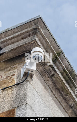 Caméra de sécurité CCTV sur coin de bâtiment - veille sur vous, surveillance / / / Big Brother orwellien, la collecte de renseignements, la prévention du crime. Banque D'Images