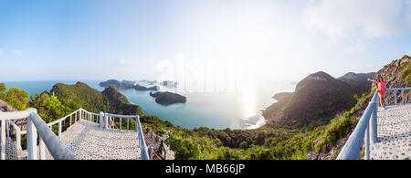 High angle view panorama belle nature paysage du lever du soleil sur la mer et l'île de Ko Wua Ta Lap point de Mu Ko Ang Thong National Marine Banque D'Images