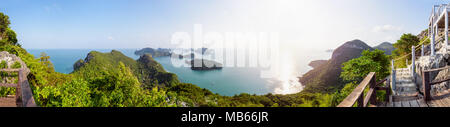 High angle view panorama belle nature paysage du lever du soleil sur la mer et l'île de Ko Wua Ta Lap point de Mu Ko Ang Thong National Marine Banque D'Images