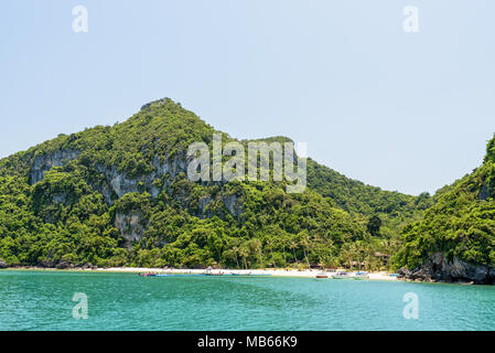 Beaux paysages naturels de l'île, la plage et la mer en été à l'avant de la jetée flottante Ko Wua Talap dans l'île de Mu Ko Ang Thong Natio Banque D'Images