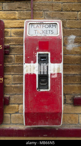 Ticket machine plate-forme à Keighley et vaut Valley Railway, Keighley, West Yorshire, UK - 7 Avril 2018 Banque D'Images