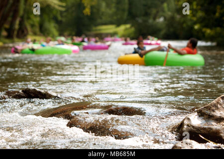 Helen, GA, USA - 24 août 2013 : Defocused people profitez de la rivière Chattahoochee en tubes de la Géorgie du nord par une chaude après-midi d'été. Banque D'Images