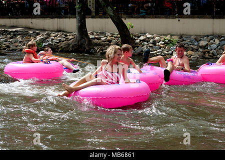 Helen, GA, USA - 24 août 2013 : une famille bénéficie de la rivière Chattahoochee en tubes dans la Géorgie du nord par une chaude après-midi d'été. Banque D'Images