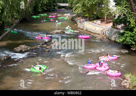 Helen, GA, USA - 24 août 2013 : Les gens aiment les tubes de Chattahoochee River dans le Nord de la Géorgie sur une chaude après-midi d'été. Banque D'Images