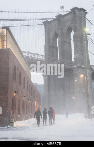 BROOKLYN, NY - 4 janvier, 2018 - Les touristes à pied vers le bas un pont de Brooklyn Park dans DUMBO après une "bombe" cyclone a frappé le blizzard du nord-est des États-Unis. Banque D'Images
