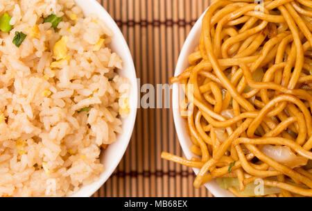 Choisissez votre côté - Riz frit ou nouilles chow mein Banque D'Images