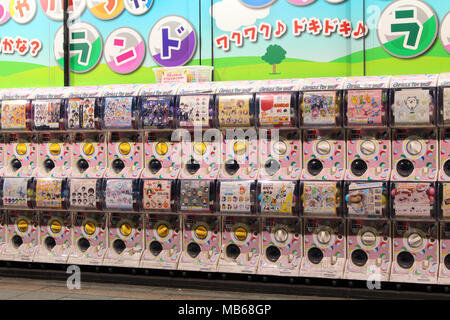 La capsule de jouets distributeurs automatiques au Japon, près de la Gare de Ueno. Prises à Tokyo, février 2018. Banque D'Images