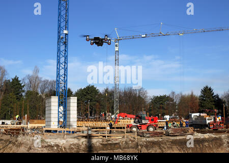 Le drone survole le site de construction Banque D'Images
