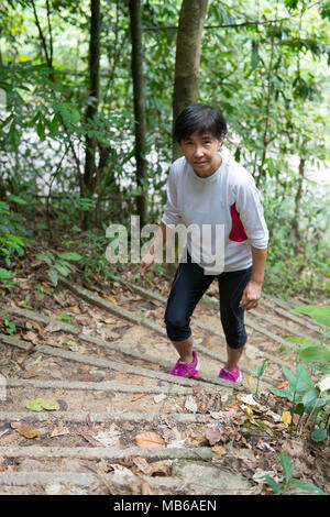 Asian woman hiking in jungle Banque D'Images