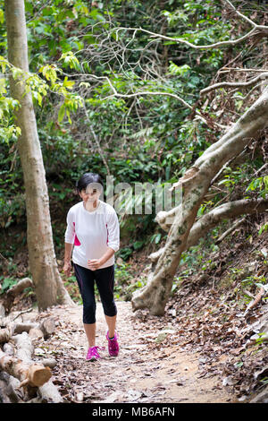 Asian woman hiking in jungle Banque D'Images