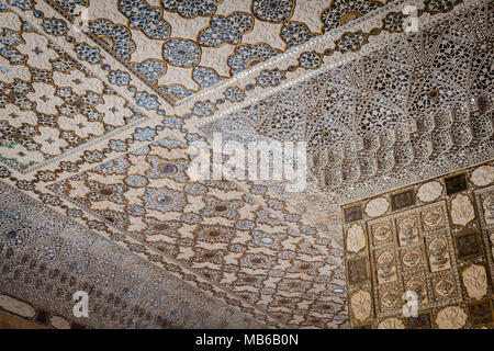 Connu sous le nom de Sheesh Mahal (palais) miroir, le miroir de mosaïques et de verres colorés ont été un "écrin scintillant dans la chandelle vacillante lumière'.Sheesh mah Banque D'Images