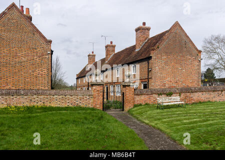 Deux rangées d'hospices du 17ème siècle dans le village de Ravenstone, España ; construit par Heneage Finch, 1er comte de Nottingham. Banque D'Images