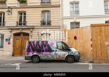Transport en commun de l'AFord Van se trouve couvert de graffitis à la rue de l'Université de Paris. Banque D'Images