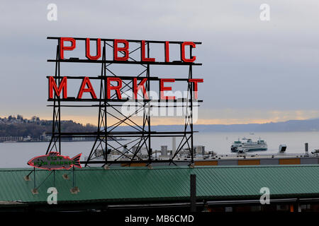 Marché public de Pike place surplombant Elliot Bay à Seattle, Washington. Banque D'Images