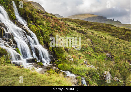 Vieil Homme de cascade ci-dessous Storr, près de Portree, Isle of Skye, Highland, Ecosse, Royaume-Uni, Europe Banque D'Images