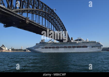 Bateau de croisière en passant sous le pont du port de Sydney Banque D'Images