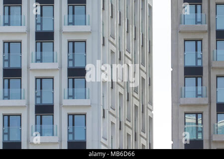 De grandes façades de bâtiments résidentiels Banque D'Images
